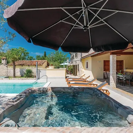 Cozy In Skicini With Sauna 度假居 *